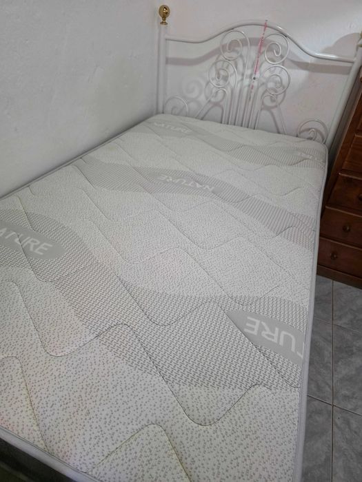 Cama de solteiro com colchão e estrado