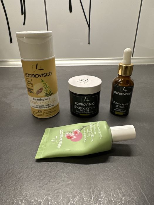 Zestaw A8: 4 produkty marki Uzdrovisco; serum, 2 kremy, tonik