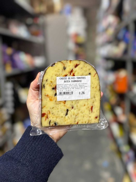 Сир Zelote Kaamps з оливками і томатами ваговий +-250 г