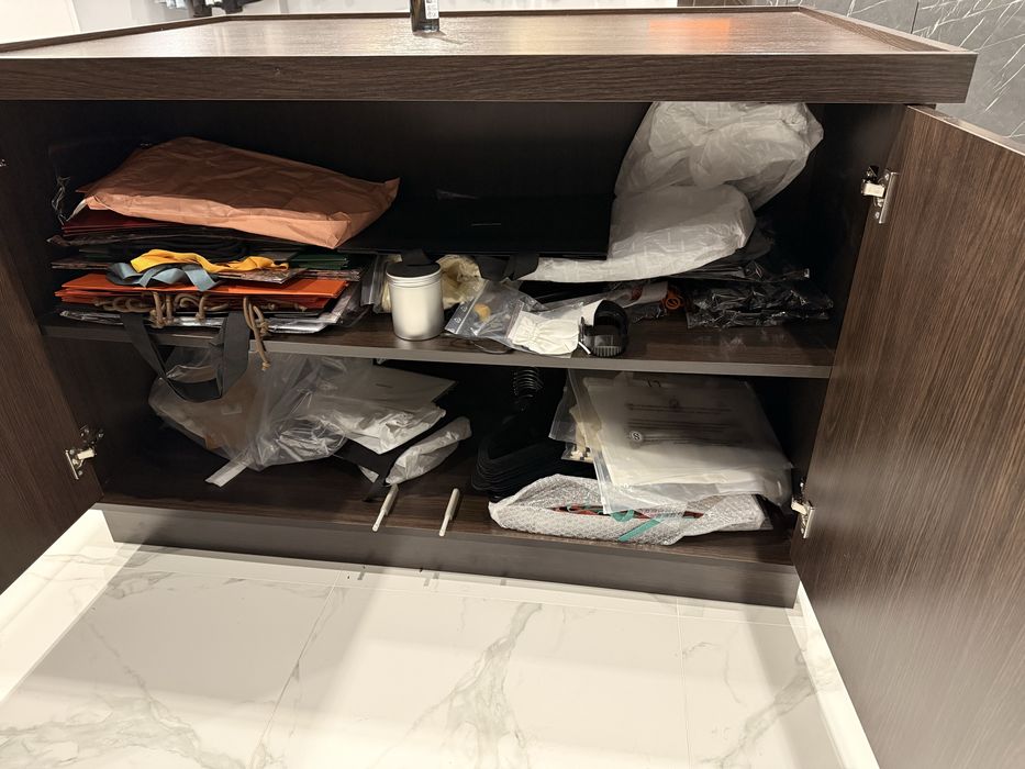 Продам мебель из шоурума. Продам шкаф, комод, витрину.