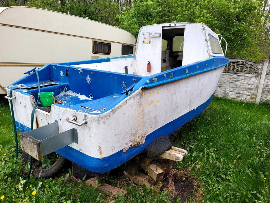 Łódka kabinowa wedkarska