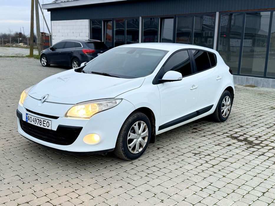 Авто все в рідній фарбі 
Технічно без проблем 
Потонована 
Зимня резина 
Пять років в одних руках