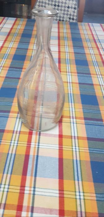Decantador em cristal com desenhos em relevo anos 70