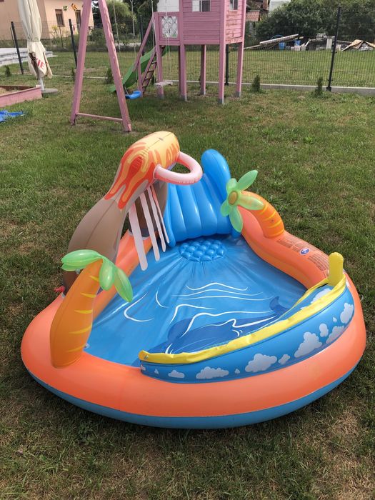 Basen aquapark. Wodny plac zabaw.