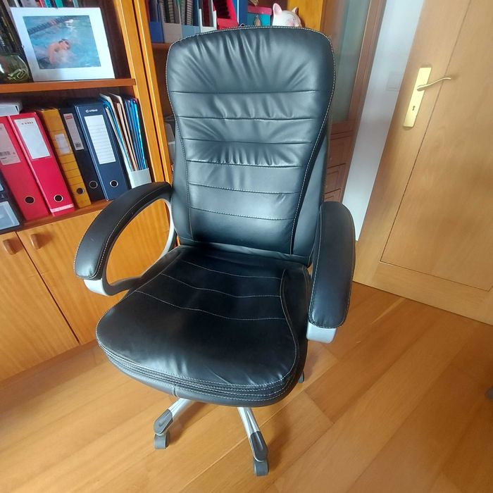 Cadeira Executiva KING – STAPLES - Muito Bom estado