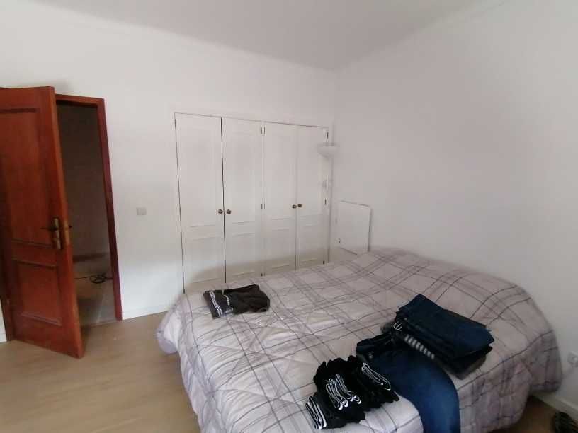 Arrenda-se quartos em apartamento T2 mobiliado ou apartamento na totalidade com todas condições mais ar condicionado em todos os quartos.