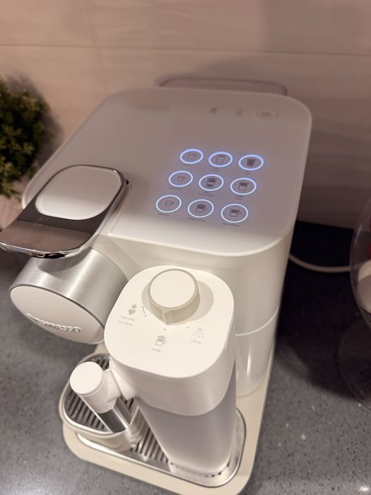 Máquina de Café DELONGHI Nespresso Lattissima One