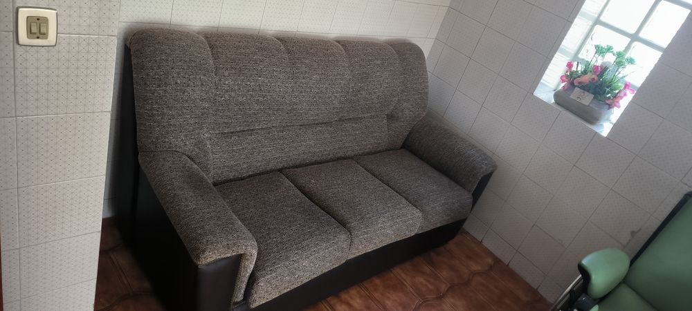 Sofá de três lugares em tecido