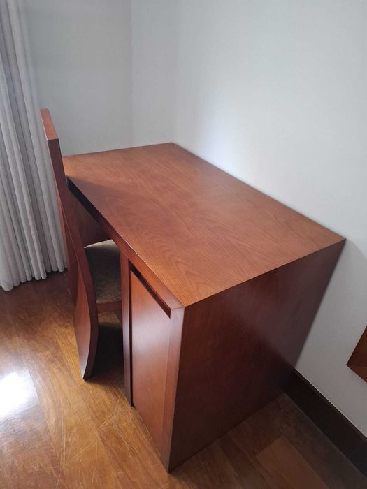 Móveis em madeira (cor: cerejeira)