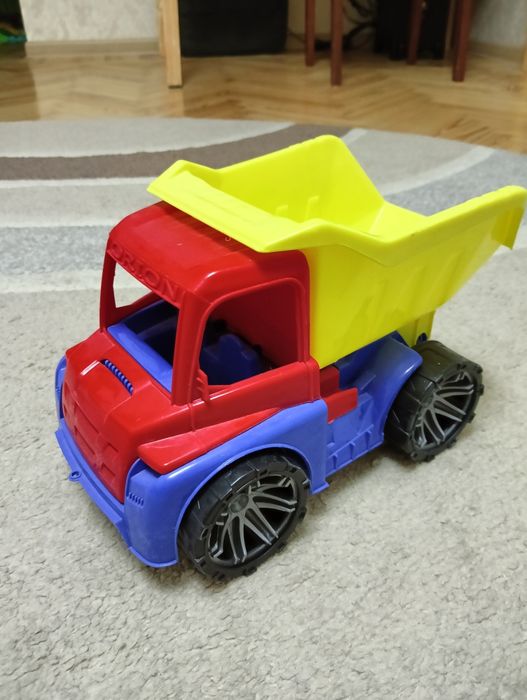 Будівельні машини: трактор і самосвал