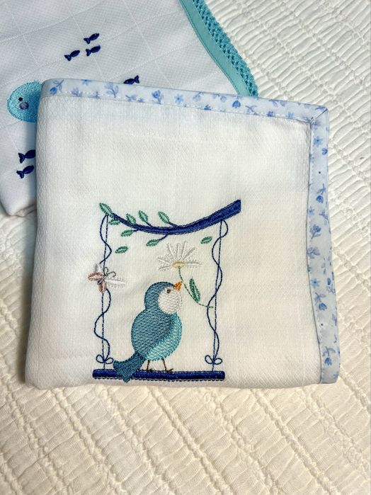 Fraldas bordadas com bainha simples