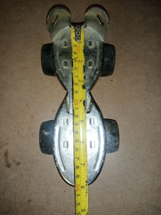 Спорт:Роликові ковзани радянського виробництва.