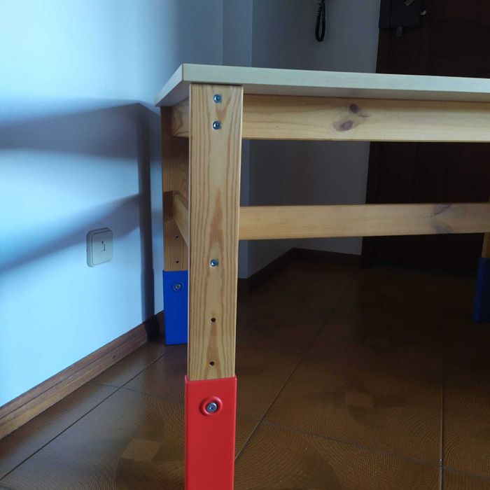 Mesa/Secretária de criança IKEA – 3 alturas, tampo novo!