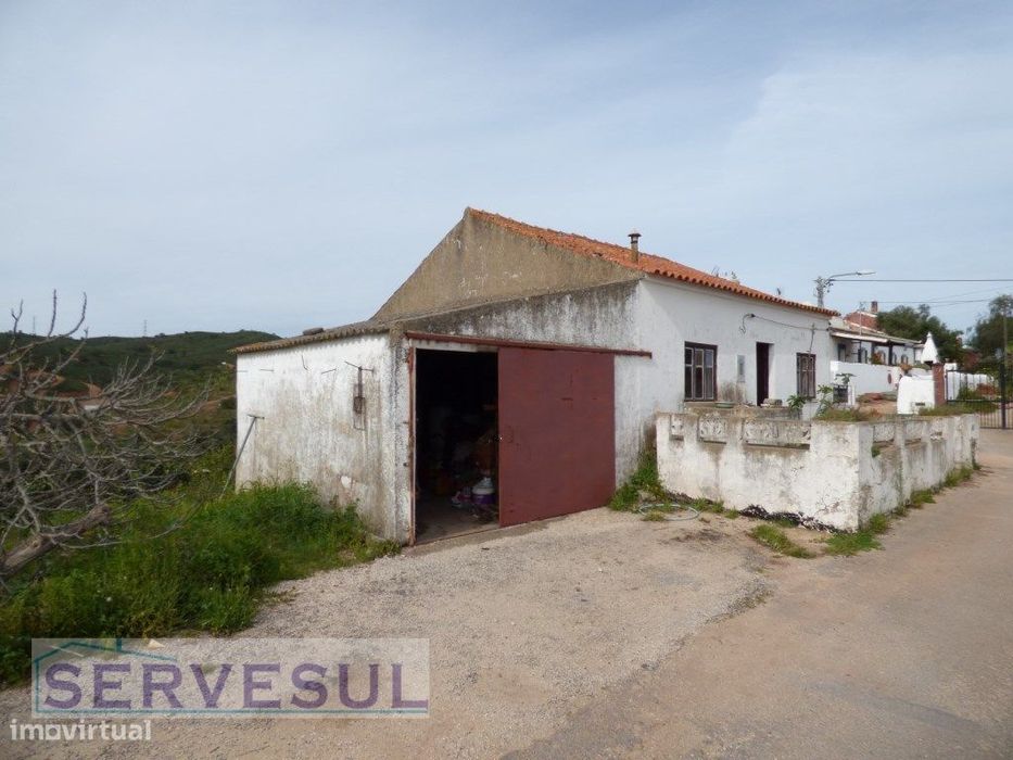 Casa térrea geminada para restaurar com 2 quartos, terreno de 2880m...
