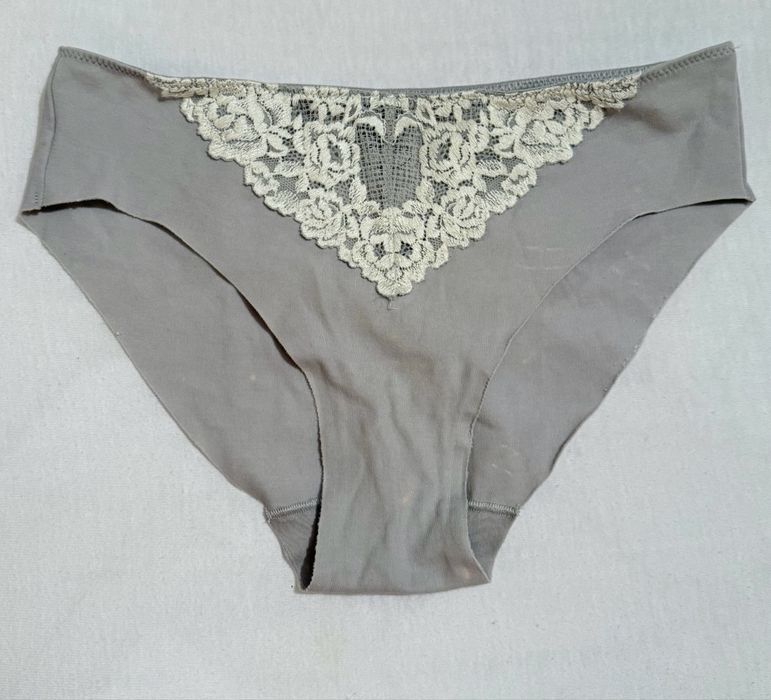 Szare majtki bawełniane bezszwofigi z białą koronką supima Cotton S/36