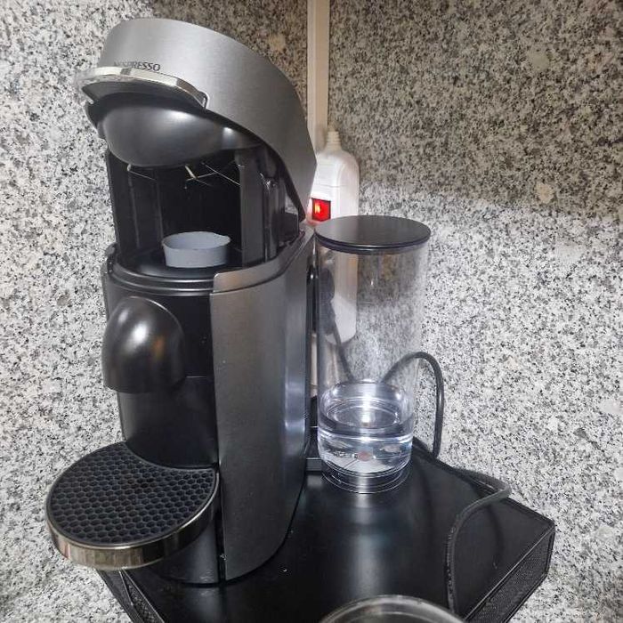 Máquina Nespresso Vertuo Plus Deluxe Tita