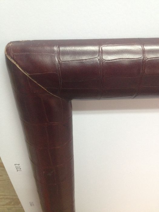 Moldura em pele em bom estado