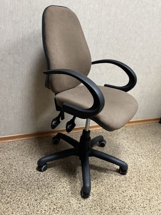 Кресло офисное регулируемое