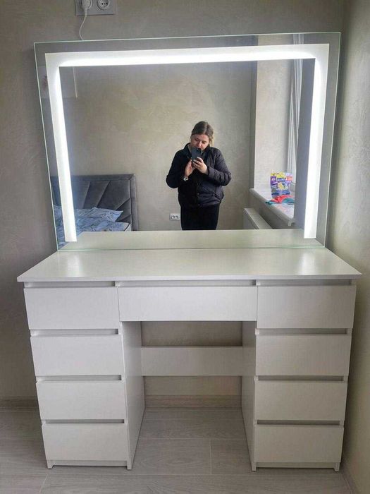 Макияжное, визажное зеркало, стол бровиста.Туалетный, гримерный столик