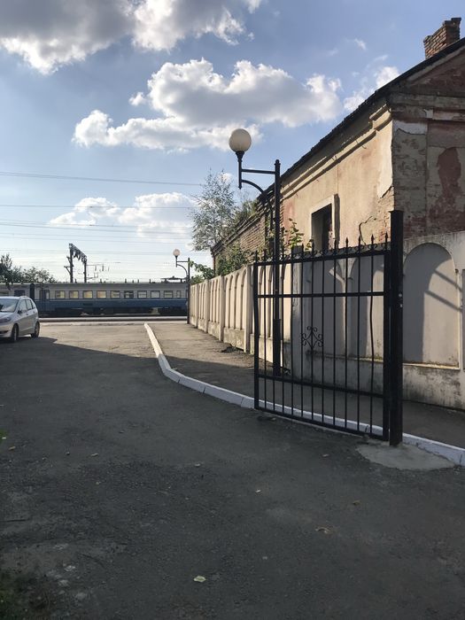 Нежитлова фасадна будівля під комерцію