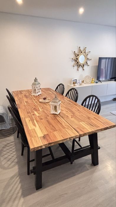 Conjunto mesa com 6 cadeiras - Como novo -