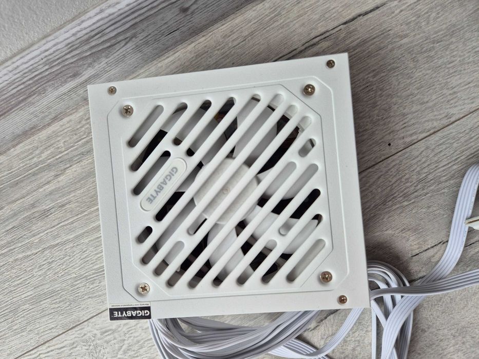 якісний блок живлення білий 650W Gigabyte P650SS Ice (Silver). TradeIN