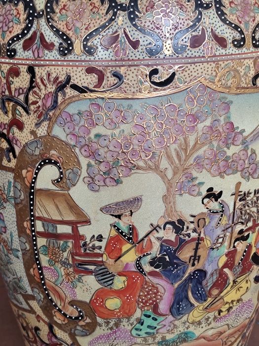 Vaso Satsuma Oriental Grande com Relevos Dourados e Cena Palaciana