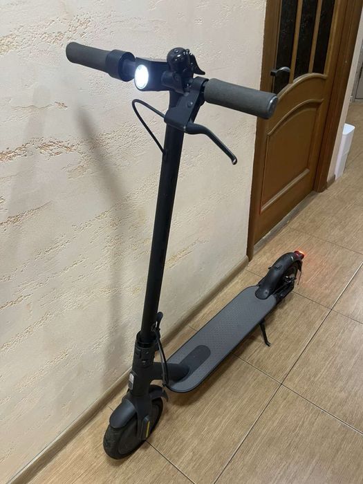 Електросамокат Xiaomi Mi Electric Scooter Essential
