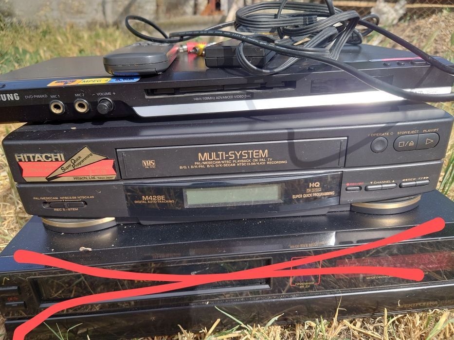 Лот Відеомагнітофон VHS Hitachi та DVD плеер Samsung