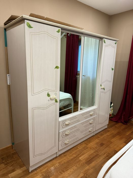 Conjunto de Quarto (cama + mesinhas + armário + cómoda c/ espelho)