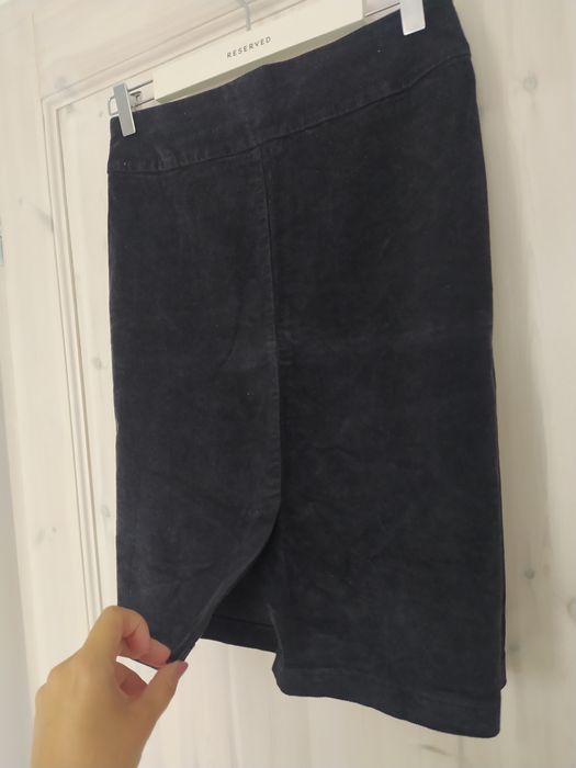 Czarna sztruksowa dopasowana spódniczka Benetton 36 S