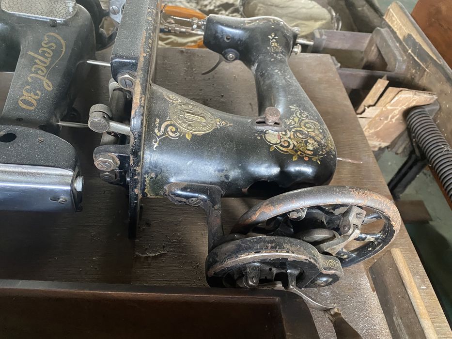 Продам дві швейні машинки