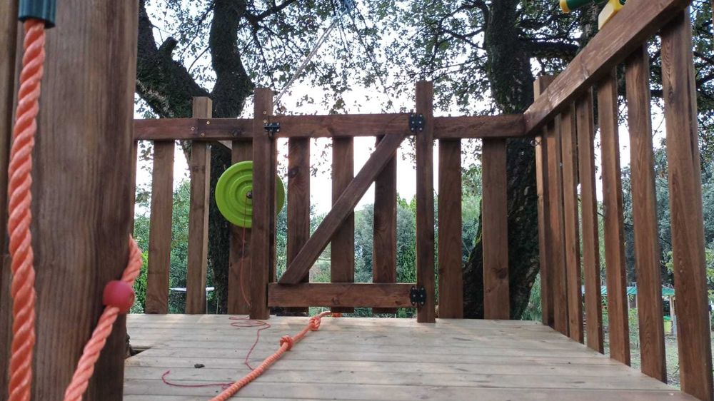 Parque infantil na árvore con tirolesa e ponte suspensa.