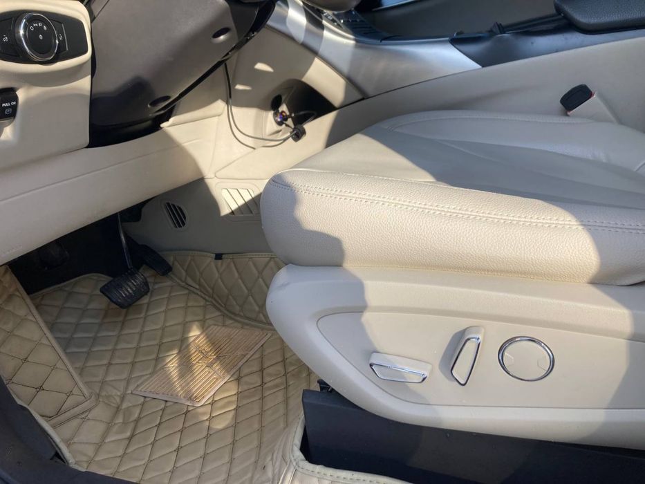 Продав кроссовер автомобіль