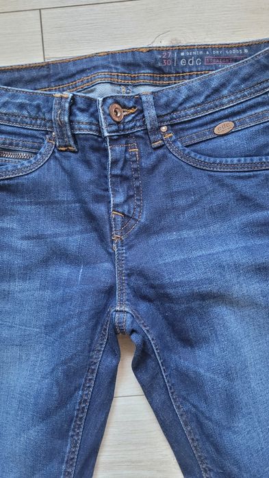 Ciemne jeansy rurki Esprit