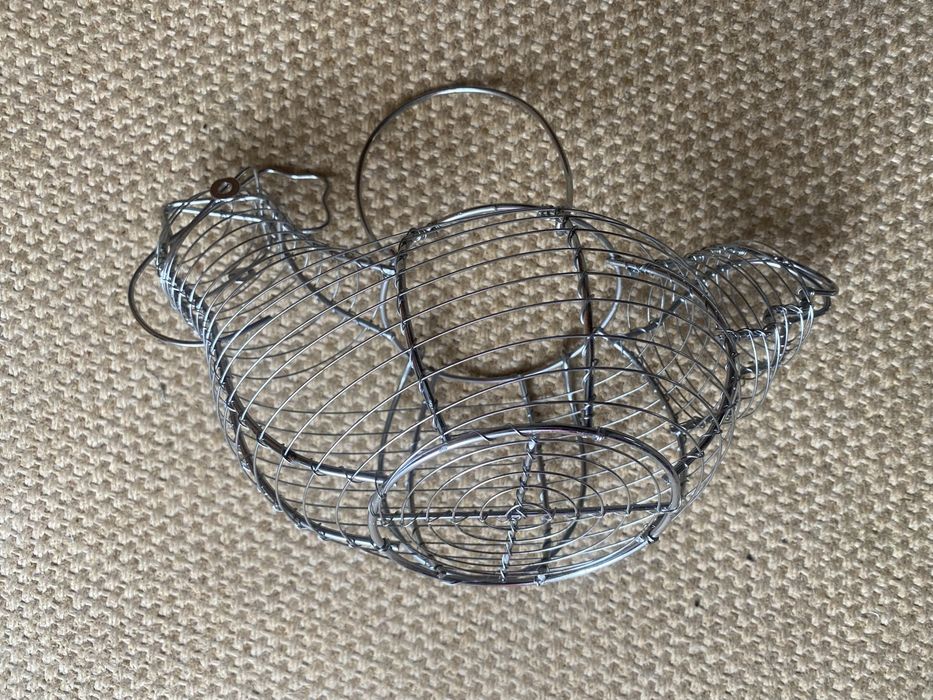 Cesta decorativa em metal com formato de galinha para ovos