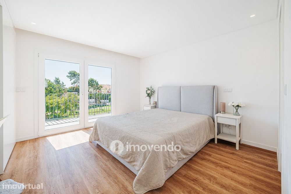 Moradia T3+1 moderna, com garagem e áreas amplas, em Alcochete