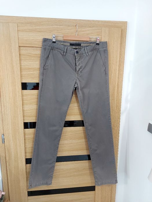 Męskie spodnie kalsyczny Calvin Klein roz 32 /34 M casual szare