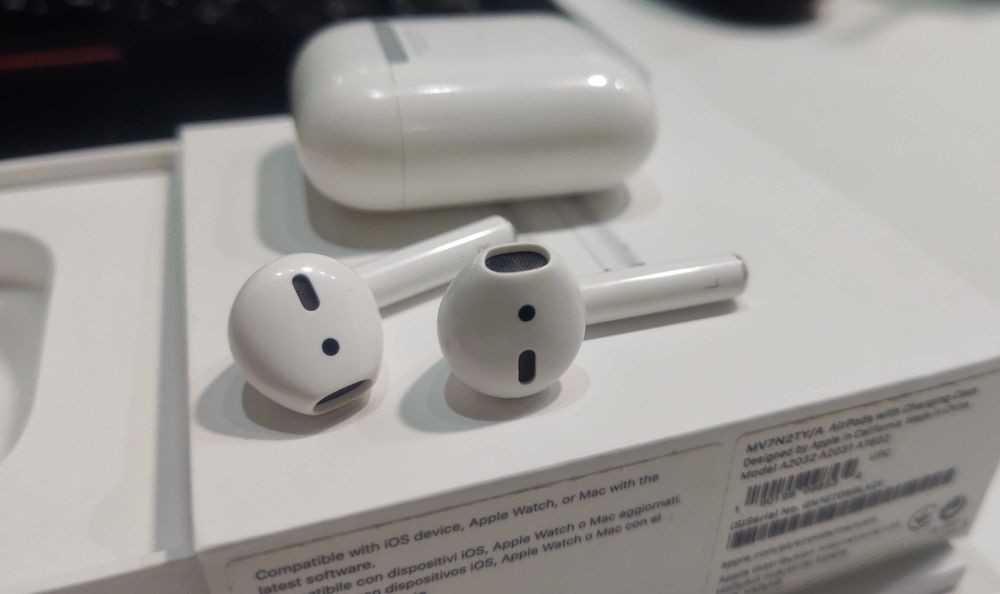 Apple AirPods 2nd gen with Wireless Case наушники (оригинал)