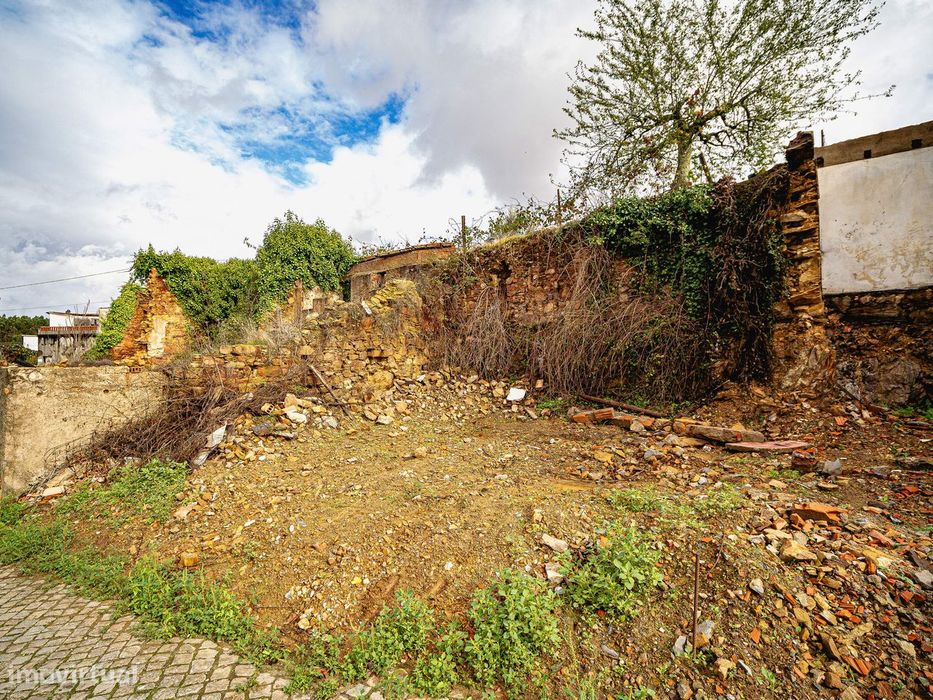 Moradia em ruina, Rua Sr. do Mundo, Freixo, Mortagua