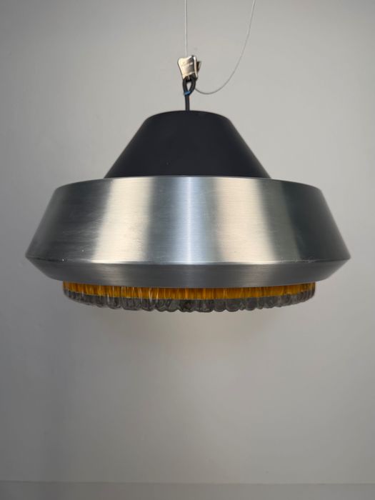 Lampa wisząca Space Age, aluminium i szkło bursztynowe, lata 70.