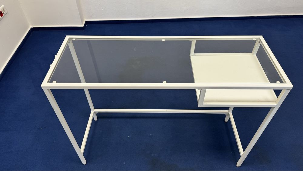 IKEA VITTSJÖ – biurko / stolik pod laptopa 100×36 cm – 60 zł