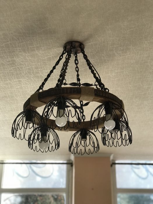 Дерев‘яна люстра на металічних ланцюгах з бронзовими вставками