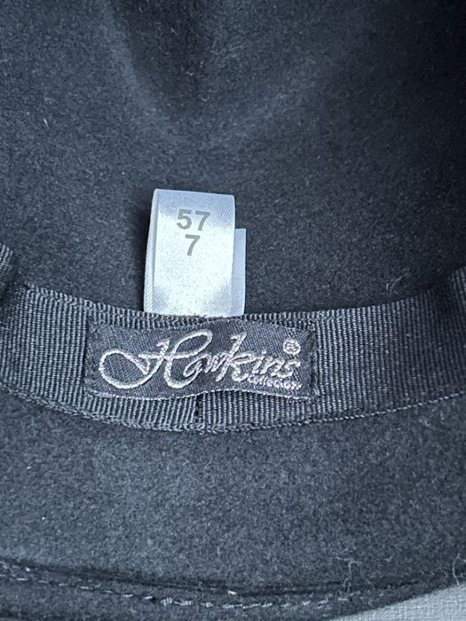 Czarny kapelusz pawim oczkiem