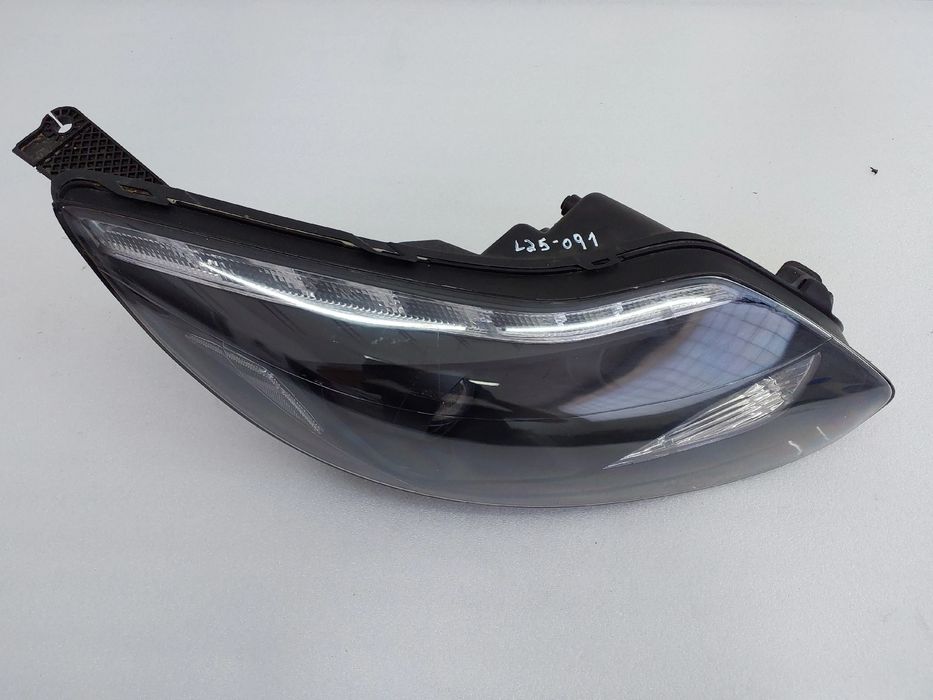 Ótica / farol direita FORD Focus III