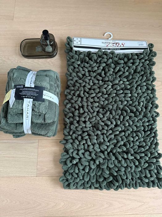 Dywanik, ręczniki, mydelniczka, podstawka