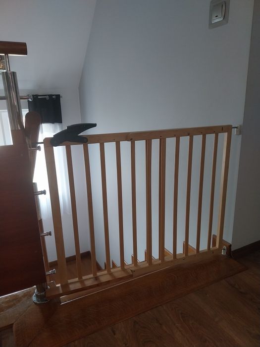 Barierka bramka na schody zabezpieczajaca