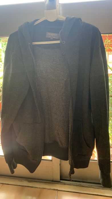 Casaco preto. Cada 10 euros