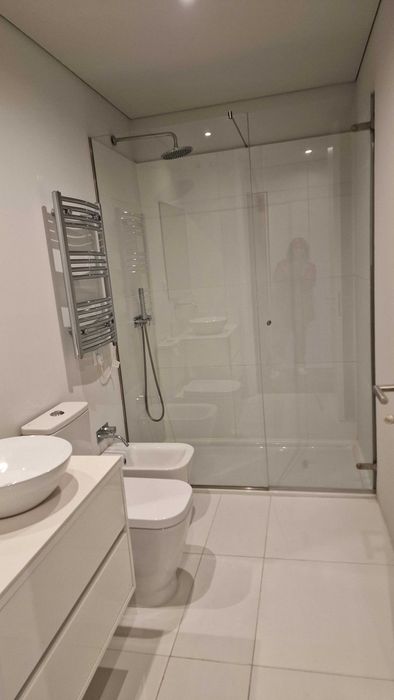 Estúdio TO em prédio de luxo, com portaria 24h, lugar de garagem e arrumos, no Porto (Circunvalação, Sra.Hora)