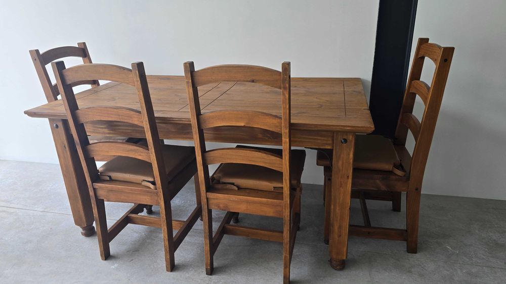 Mesa de jantar com 4 cadeiras em madeira maciça.